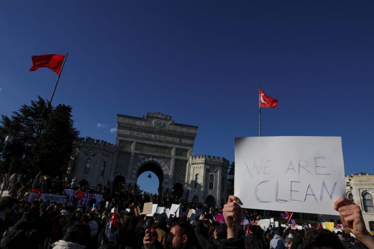 Τουρκία: Χιλιάδες στους δρόμους για τον Ιμάμογλου: Διαδηλωτές αψηφούν τις απαγορεύσεις