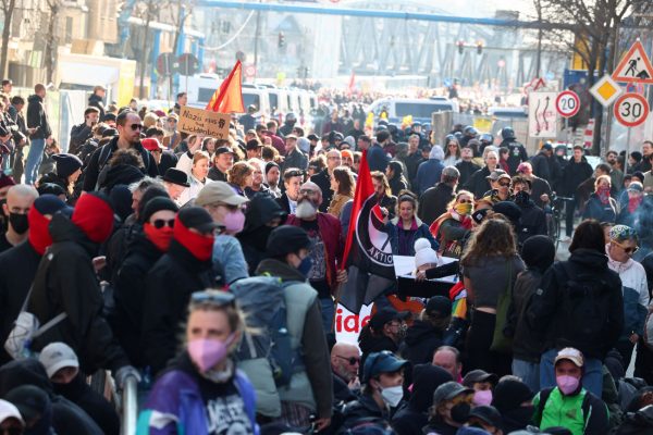 Βερολίνο: Πορεία νεοναζί ακυρώνεται με την παρουσία αντιφαστιστών στον δρόμο