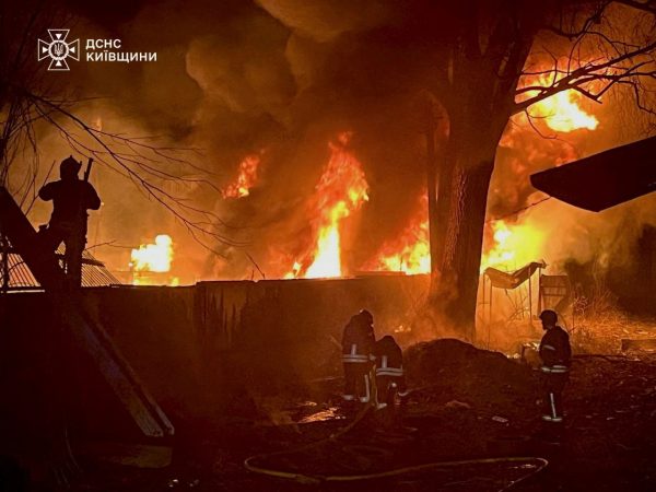 Ουκρανία: Οι διαπραγματεύσεις ξεκινούν αλλά οι εχθροπραξίες με τη Ρωσία εντείνονται