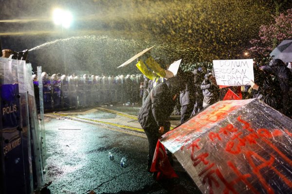 Εconomist: Ο Ερντογάν καταπνίγει τη δημοκρατία στην Τουρκία αλλά η Δύση σφυρίζει αδιάφορα