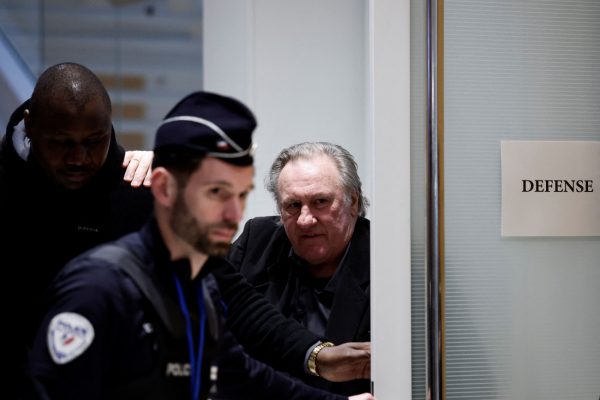 Ο Ζεράρ Ντεπαρντιέ περιγράφει τον εαυτό του ως «αηδιαστικό», αλλά αρνείται τη σεξουαλική επίθεση