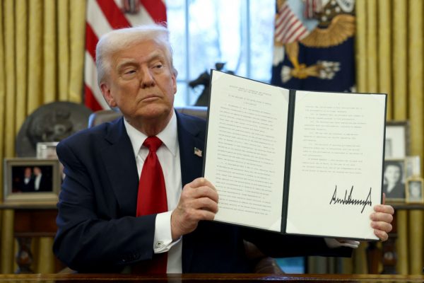 Δασμοί: 25% στα εισαγόμενα αυτοκίνητα επιβάλλει ο Nτόναλντ Τραμπ