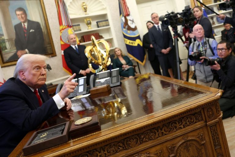 Τραμπ: Πώς οι δασμοί στα εισαγόμενα οχήματα επηρεάζουν κυρίως την εκλογική του βάση