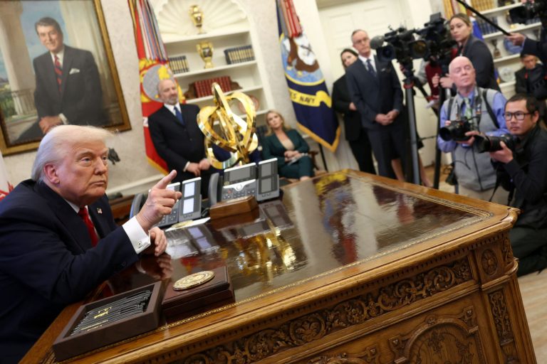 Δασμοί Τραμπ: Νέος στόχος η αυτοκινητοβιομηχανία – Φίλια πυρά σε εμπορικό πόλεμο