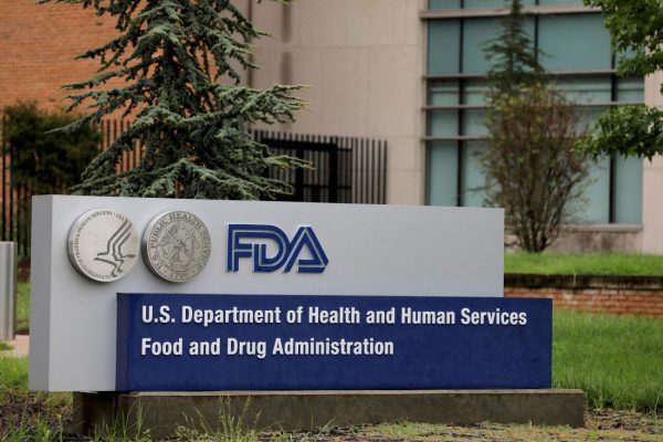 Φεύγει ο επικεφαλής εμβολίων της FDA και οι μετοχές φαρμακοβιομηχανιών γίνονται… συντρίμμια
