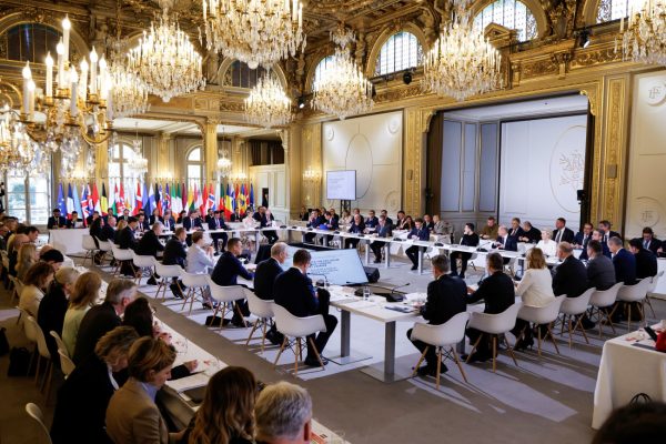 Ουκρανία: Ξεκίνησε η σύνοδος της «συμμαχίας των προθύμων» στο Παρίσι – Πυρά Στάρμερ κατά Πούτιν