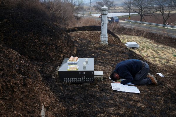 Νότια Κορέα: Στους 28 οι νεκροί από τις πυρκαγιές – Βοηθός των πυροσβεστών οι βροχές