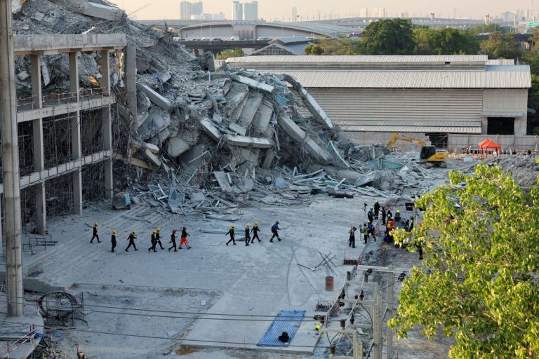 Σεισμός στη Μιανμάρ: Φόβοι για εκατοντάδες νεκρούς – 80 οι αγνοούμενοι στην Μπανγκόκ
