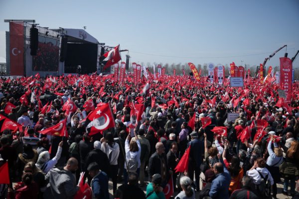 Τουρκία: Μεγάλη αντικυβερνητική διαδήλωση στην Κωνσταντινούπολη για την απελευθέρωση του Ιμάμογλου
