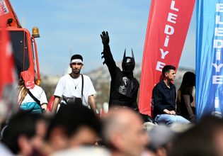 Κωνσταντινούπολη: Μετά τον Πίκατσου και ο Μπάτμαν διαδηλώνει για τον Ιμάμογλου