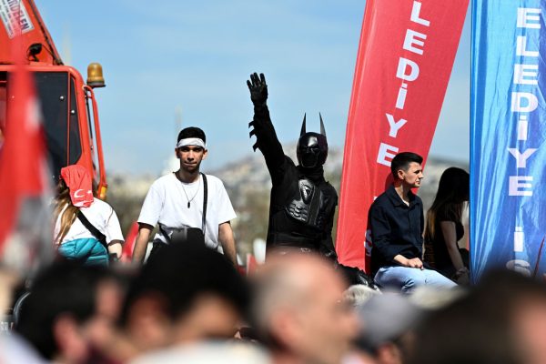 Κωνσταντινούπολη: Μετά τον Πίκατσου και ο Μπάτμαν διαδηλώνει για τον Ιμάμογλου