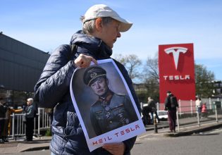 «Tesla Takedown»: Διαδηλώσεις κατά του Έλον Μασκ σε πολιτείες των ΗΠΑ
