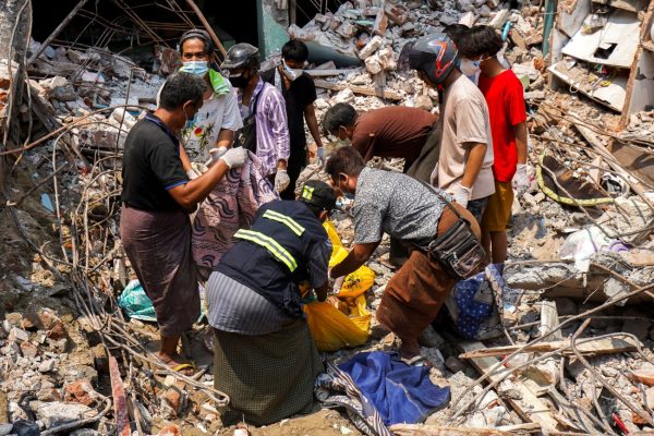 Μιανμάρ: Θρήνος και απόγνωση, μετασεισμοί σπέρνουν τον πανικό – Αγώνια για εγκλωβισμένους στην Μπανγκόκ