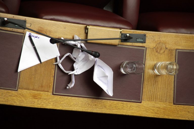 Αναζητούν αναχώματα στις διαρροές