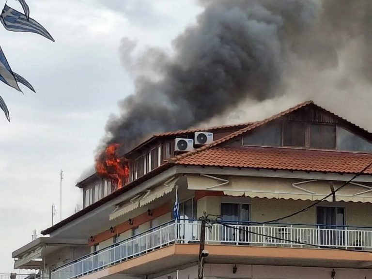Χαλκιδική: Φωτιά σε σπίτι στη Νέα Καλλικράτεια σταμάτησε τη μαθητική παρέλαση