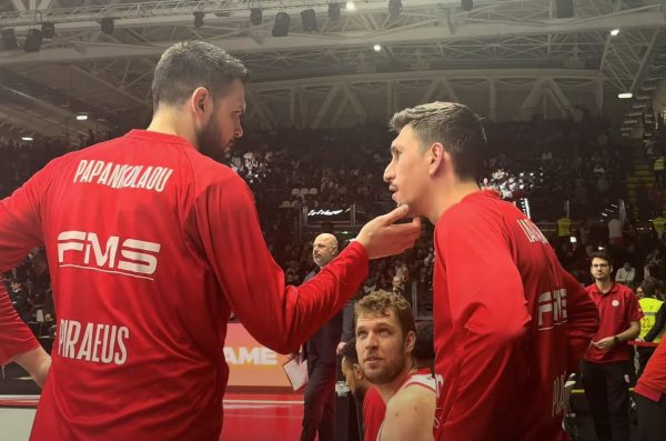 Ολυμπιακός: Η αποθέωση και το… βλέμμα του Παπανικολάου στον Λαρεντζάκη (vid)