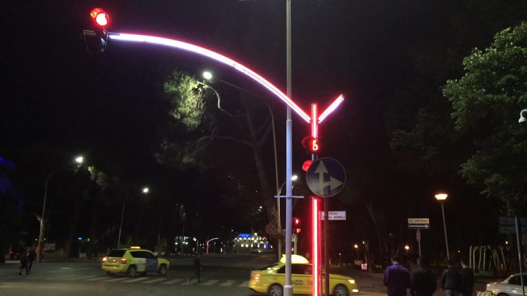 Το φανάρι στην Αλβανία που έγινε viral