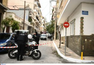 Χωρίς περόνη η χειροβομβίδα που βρέθηκε σε πυλωτή πολυκατοικίας στα Καμίνια – Εικόνες από το σημείο