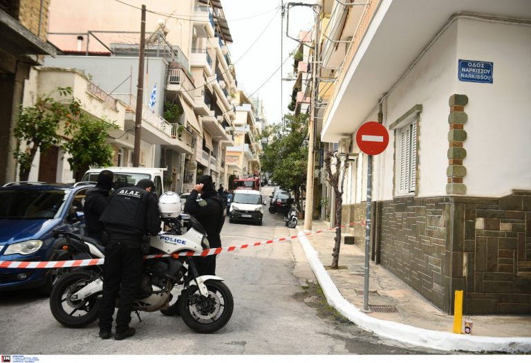 Χωρίς περόνη η χειροβομβίδα που βρέθηκε σε πυλωτή πολυκατοικίας στα Καμίνια – Εικόνες από το σημείο