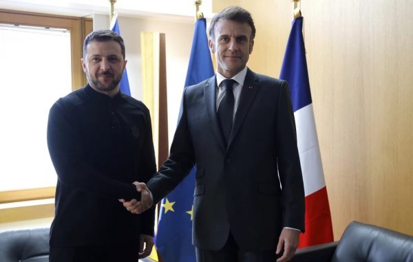 Μακρόν: Δύο δισ. επιπλέον βοήθεια στην Ουκρανία – Κίνδυνο για την παγκόσμια ειρήνη αποτελεί η Ρωσία