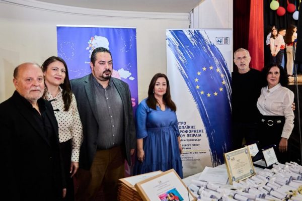 Ο Δήμαρχος Γιάννης Μώραλης βράβευσε τους μαθητές του 11ου Δημοτικού Σχολείου Πειραιά