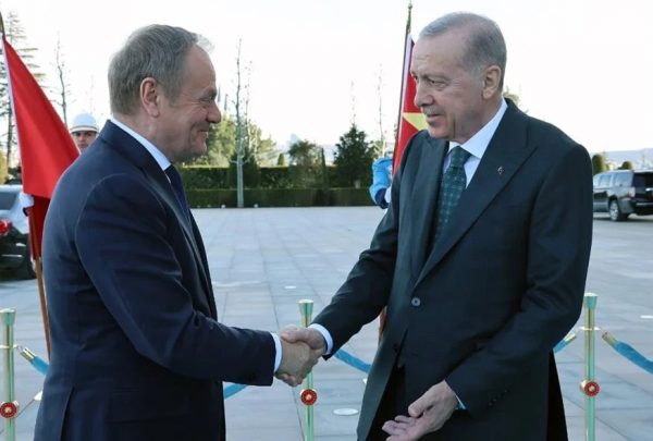 Ο Ερντογάν αυτοπροβάλλεται ως εγγυητής ασφάλειας της ΕΕ – Συνάντηση με τον Τουσκ στην Άγκυρα