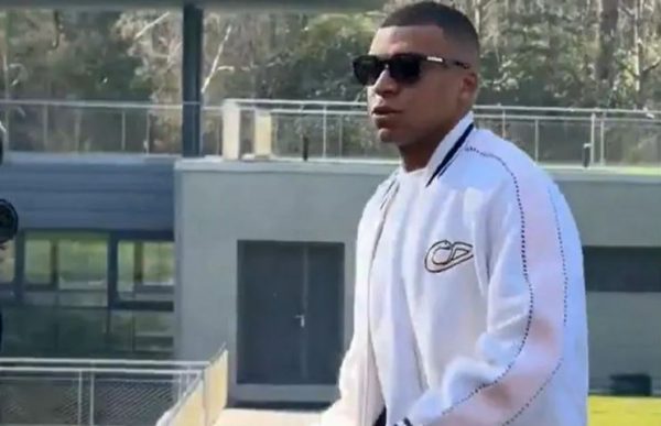 Ο Εμπαπέ έπαθε… Ιωαννίδη στη συνάντηση της εθνικής Γαλλίας – Το πανάκριβο μπουφάν Dior του Γάλλου