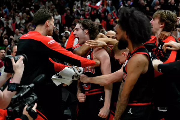 Ασύλληπτο φινάλε στο Σικάγο με τους Μπουλς να βάζουν εννέα πόντους σε 12 δευτερόλεπτα στους Λέικερς