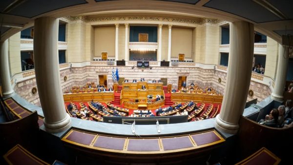 Καραμέρος: Μαγνήτης, για να βγουν από το «κουτί» της συγκάλυψης γρανάζια, η πρότασης δυσπιστίας