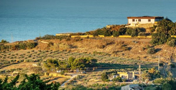 Λίγο κρασί, λίγο θάλασσα και η Σικελία μου: Η μικρή πόλη που «χαρίζει» διακοπές με μόλις 1 ευρώ