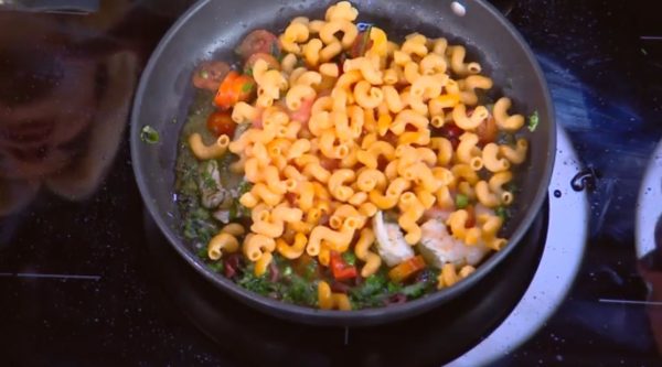 Συνταγή: Στριφτόνι με ντομάτα, κάπαρη, γαρίδες και ελιές