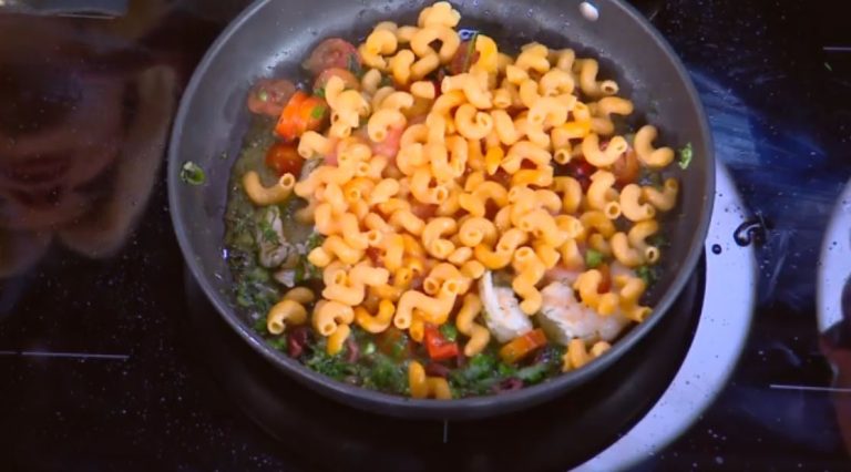 Συνταγή: Στριφτόνι με ντομάτα, κάπαρη, γαρίδες και ελιές