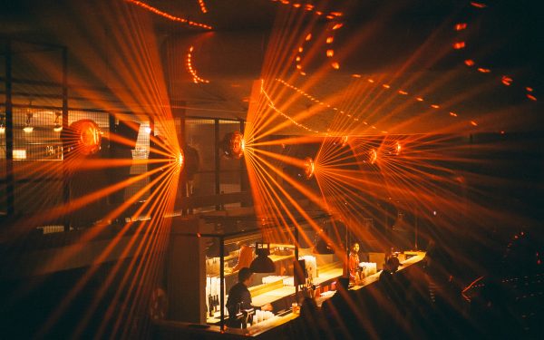 Πώς το Παρίσι έγινε η Μέκκα της νυχτερινής ζωής της Ευρώπης;