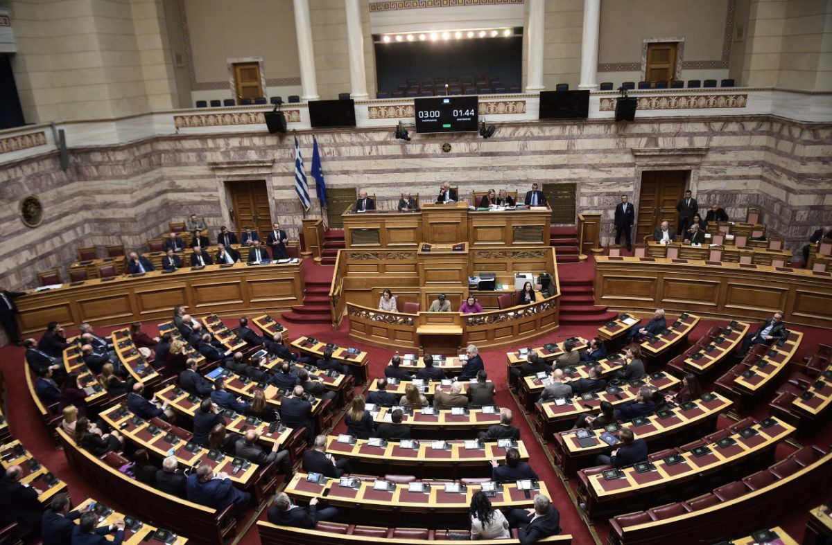 Σφυροκόπημα στην κυβέρνηση εντός και εκτός Βουλής – Ξεκινά η δεύτερη μέρα της πρότασης δυσπιστίας