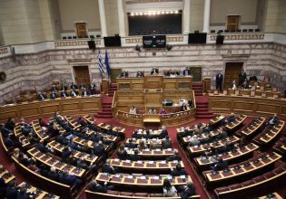 Σφυροκόπημα στην κυβέρνηση εντός και εκτός Βουλής – Ξεκινά η δεύτερη μέρα της πρότασης δυσπιστίας