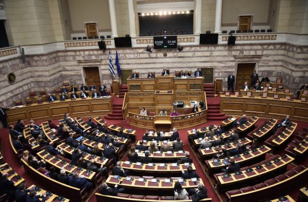 Σφυροκόπημα στην κυβέρνηση εντός και εκτός Βουλής – Ξεκινά η δεύτερη μέρα της πρότασης δυσπιστίας