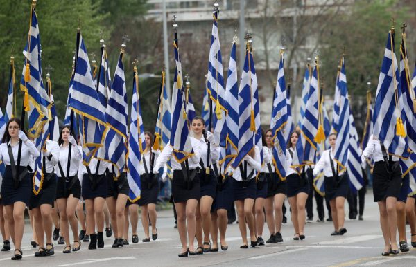 Με περηφάνια και τιμή η παρέλαση στη Θεσσαλονίκη – Πλήθος κόσμου παρά το ψιλόβροχο