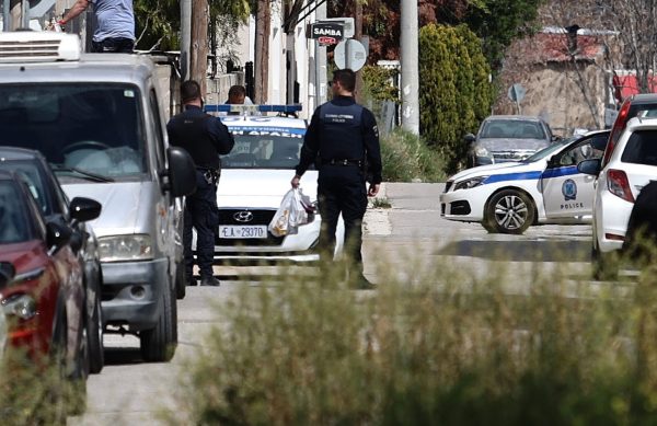 Κορωπί: Αστυνομικός πυροβόλησε τον δράστη στο πόδι για να τον ακινητοποιήσει μετά τη διπλή επίθεση