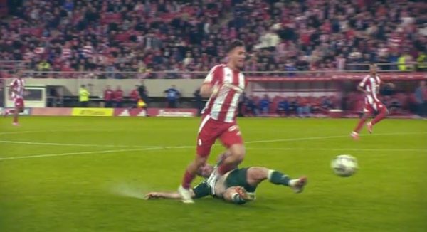 Αποβλήθηκε με δεύτερη κίτρινη κάρτα ο Ιωαννίδης στο 92′