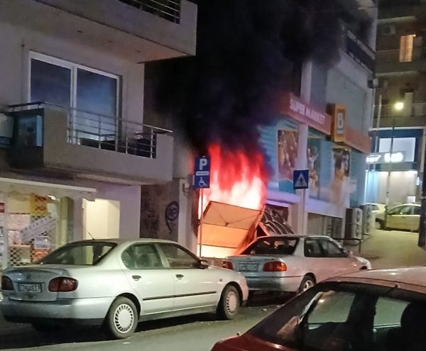 Εμπρηστική επίθεση σε πάρκινγκ στον Βύρωνα – Φωτιά σε πολυτελές αυτοκίνητο