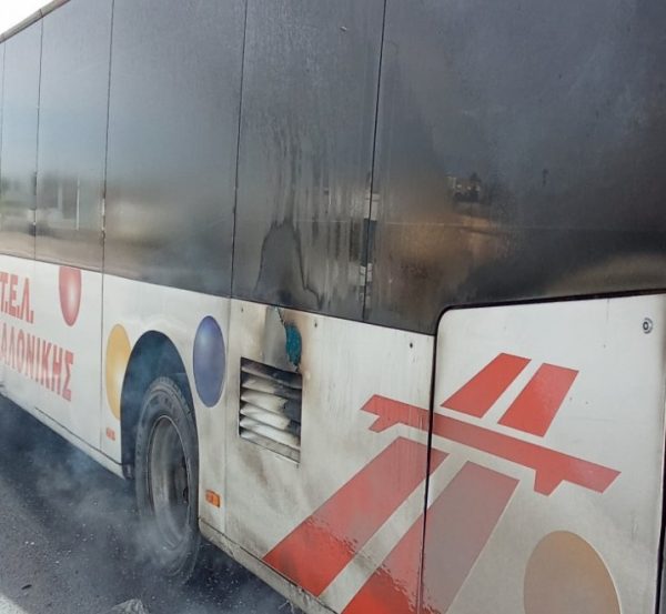 Φωτιά σε εν κινήσει λεωφορείο στη Θεσσαλονίκη
