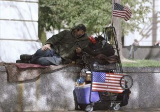 Το μεγάλο παράδοξο των ΗΠΑ: Γιατί αυξάνονται οι εργαζόμενοι που μένουν άστεγοι;