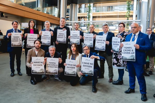 Ευρωβουλευτές της Αριστεράς διαμαρτυρήθηκαν για τα Τέμπη στο Ευρωκοινοβούλιο