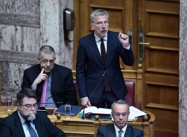 Βουλή: Άγριες κόντρες για το mail Τριαντοπούλου – Επιβεβαιώνουν το mail, απορρίπτουν τη συγκάλυψη Γεραπετρίτης-Σκέρτσος