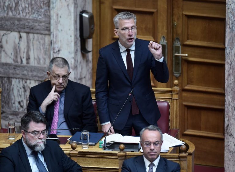 Βουλή: Άγριες κόντρες για το mail Τριαντοπούλου – Επιβεβαιώνουν το mail, απορρίπτουν τη συγκάλυψη Γεραπετρίτης-Σκέρτσος