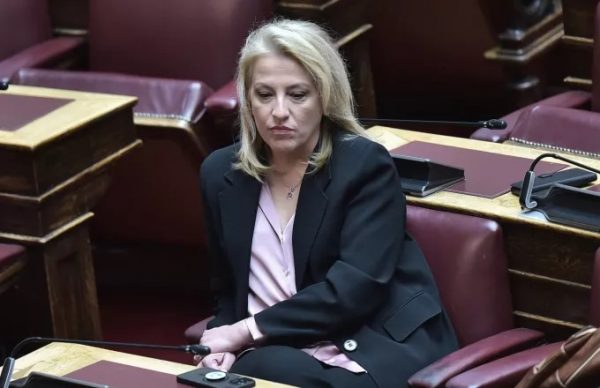 Δούρου: «Όχι» στον υπερεξοπλισμό και την στρατιωτικοποίηση της Ευρώπης