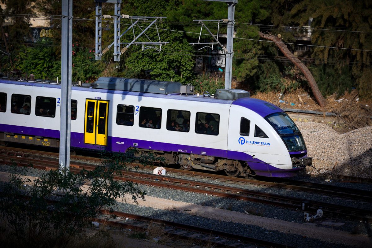 Προαστιακός: Διακοπή δρομολογίων λόγω ατυχήματος – Αυτοκίνητο προκάλεσε βραχυκύκλωμα