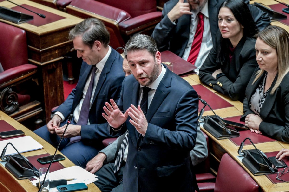 Έτοιμη από το ΠΑΣΟΚ η πρόταση δυσπιστίας, στα κόμματα το προσχέδιο – Ο στόχος της Χαρ. Τρικούπη