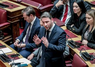 Έτοιμη από το ΠΑΣΟΚ η πρόταση δυσπιστίας, στα κόμματα το προσχέδιο – Ο στόχος της Χαρ. Τρικούπη