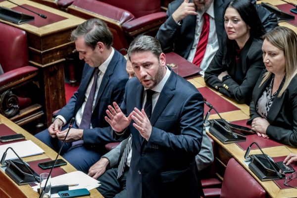 Έτοιμη από το ΠΑΣΟΚ η πρόταση δυσπιστίας, στα κόμματα το προσχέδιο – Ο στόχος της Χαρ. Τρικούπη